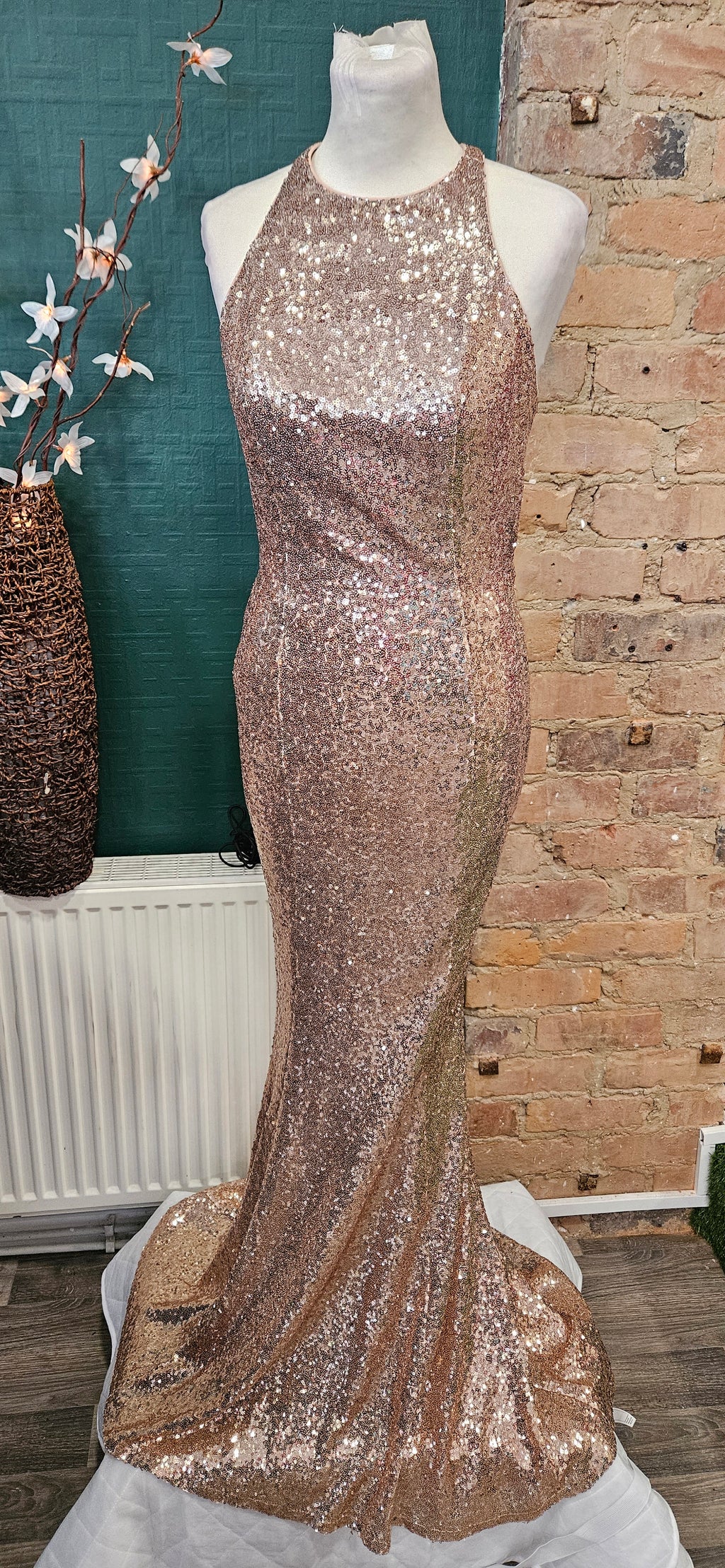 Bnwt quiz sparkly sequin gold backless bow back occassion dress size 6 rrp £99