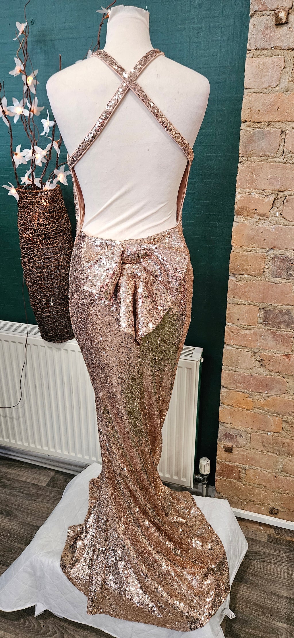 Bnwt quiz sparkly sequin gold backless bow back occassion dress size 6 rrp £99