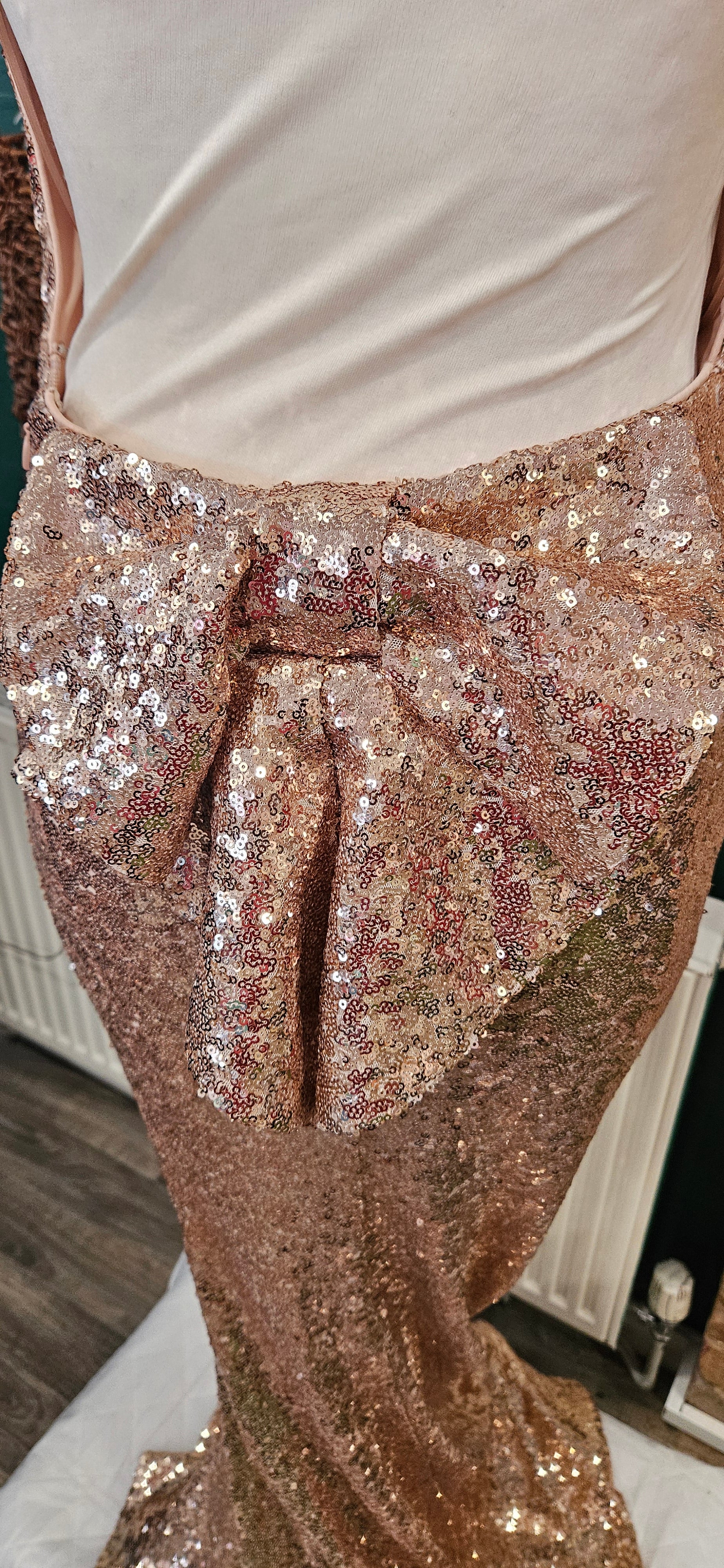 Bnwt quiz sparkly sequin gold backless bow back occassion dress size 6 rrp £99