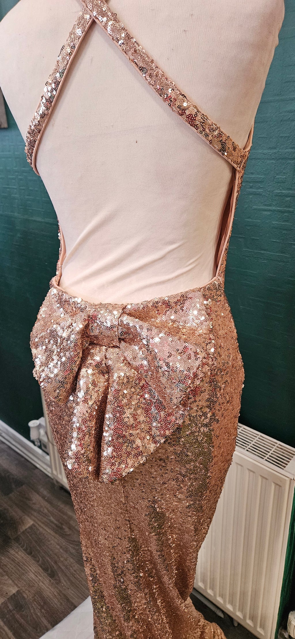 Bnwt quiz sparkly sequin gold backless bow back occassion dress size 6 rrp £99