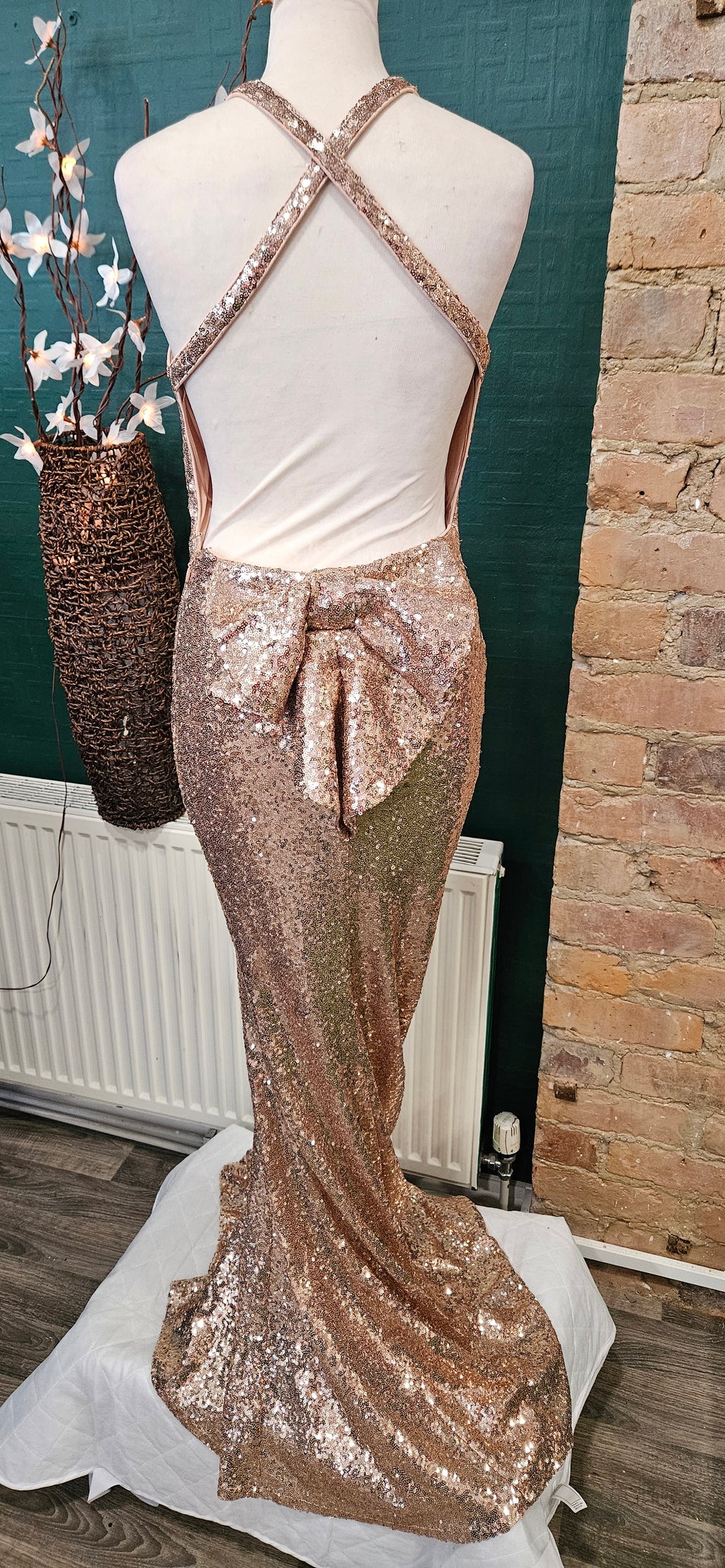Bnwt quiz sparkly sequin gold backless bow back occassion dress size 6 rrp £99