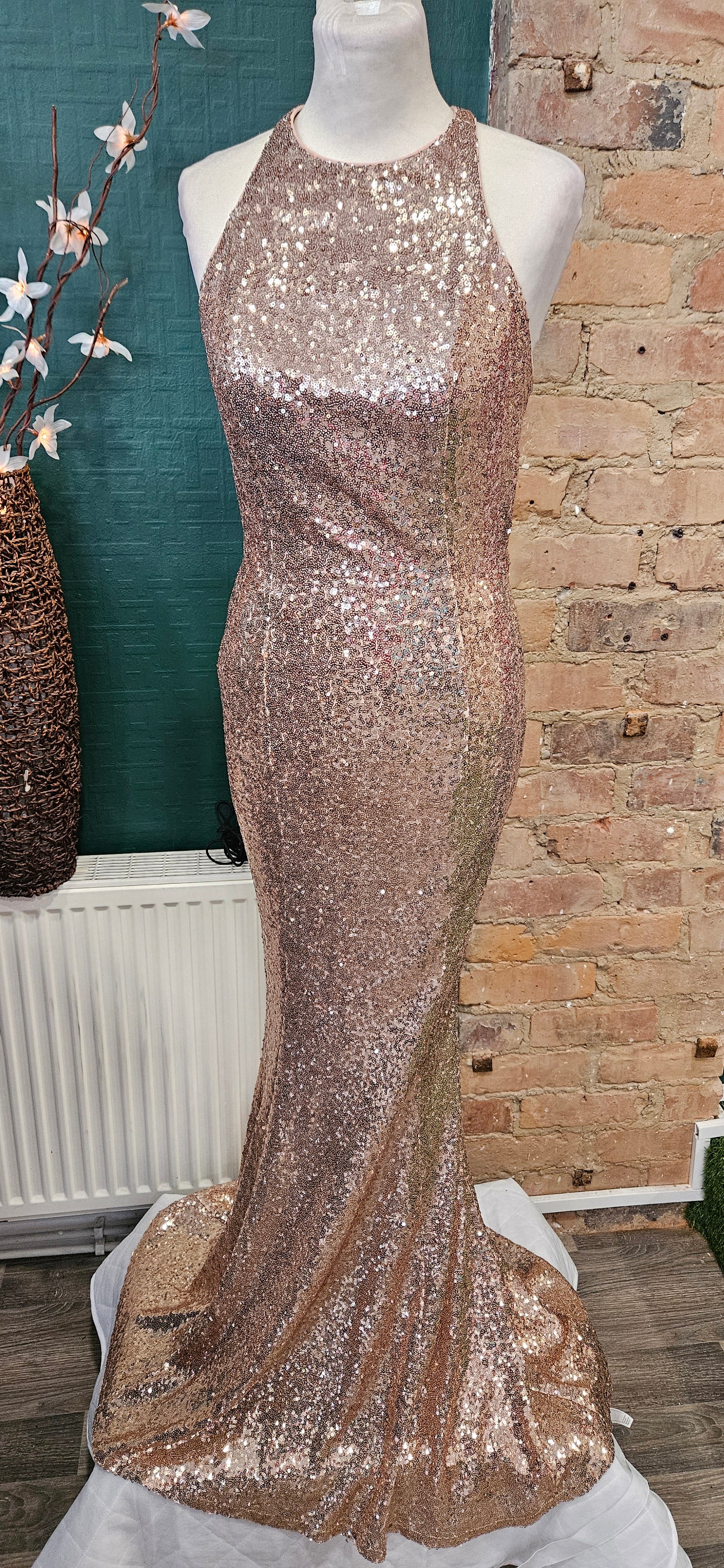 Bnwt quiz sparkly sequin gold backless bow back occassion dress size 6 rrp £99